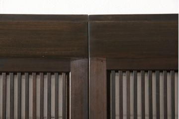 格子戸4枚セットをリペア&カスタム!リサイズし、新たに引手を取り付け。ガラスは麻の葉模様のガラスに交換。自然な茶色に着色仕上げ。(障子戸、引き戸、建具)