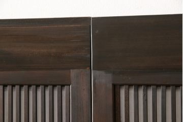 格子戸4枚セットをリペア&カスタム!リサイズし、新たに引手を取り付け。ガラスは麻の葉模様のガラスに交換。自然な茶色に着色仕上げ。(障子戸、引き戸、建具)