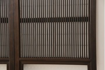格子戸4枚セットをリペア&カスタム!リサイズし、新たに引手を取り付け。ガラスは麻の葉模様のガラスに交換。自然な茶色に着色仕上げ。(障子戸、引き戸、建具)