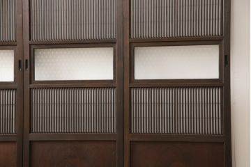 格子戸4枚セットをリペア&カスタム!リサイズし、新たに引手を取り付け。ガラスは麻の葉模様のガラスに交換。自然な茶色に着色仕上げ。(障子戸、引き戸、建具)