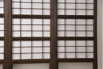 格子戸4枚セットをリペア&カスタム!リサイズし、新たに引手を取り付け。ガラスは麻の葉模様のガラスに交換。自然な茶色に着色仕上げ。(障子戸、引き戸、建具)