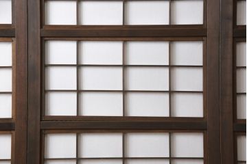 格子戸4枚セットをリペア&カスタム!リサイズし、新たに引手を取り付け。ガラスは麻の葉模様のガラスに交換。自然な茶色に着色仕上げ。(障子戸、引き戸、建具)