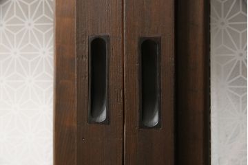 格子戸4枚セットをリペア&カスタム!リサイズし、新たに引手を取り付け。ガラスは麻の葉模様のガラスに交換。自然な茶色に着色仕上げ。(障子戸、引き戸、建具)