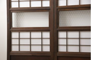 格子戸4枚セットをリペア&カスタム!リサイズし、新たに引手を取り付け。ガラスは麻の葉模様のガラスに交換。自然な茶色に着色仕上げ。(障子戸、引き戸、建具)