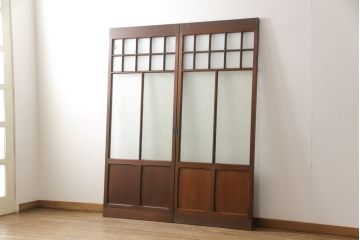 ガラス戸2枚セットをリペア&カスタム!リサイズし、引手金具と戸車を取り付け。本体は現状に近い色味に着色仕上げ。(引き戸、建具)