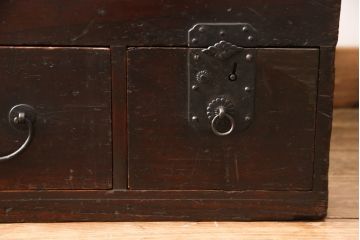 和製アンティークの長持の見た目を変えずに綺麗にリペア!古い風合いを残した仕上げ。(箪笥、収納箱、時代箪笥、ディスプレイ、店舗什器)