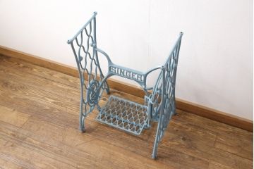 イギリスアンティークミシンの鉄脚をリペア&カスタム!ライトブルーに着色。(シンガーミシン、ミシンテーブル、ミシン台)