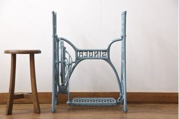 イギリスアンティークミシンの鉄脚をリペア&カスタム!ライトブルーに着色。(シンガーミシン、ミシンテーブル、ミシン台)