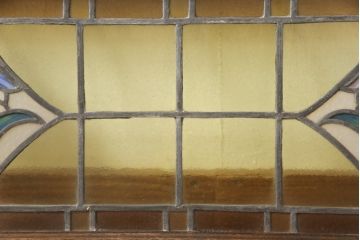 ステンドグラス明かり取りの見た目を変えずに綺麗にリペア!枠の欠損した部分を新規製作し、現状に合わせて着色。(欄間、建具、明り取り)