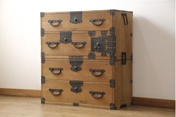 明治期の古い重ね箪笥に当店自慢の高品質リペアを施し、元の雰囲気を残して仕上げました。(時代箪笥、テレビ台、ローボード、桐箪笥、桐たんす)
