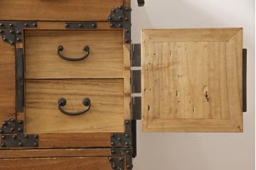 明治期の古い重ね箪笥に当店自慢の高品質リペアを施し、元の雰囲気を残して仕上げました。(時代箪笥、テレビ台、ローボード、桐箪笥、桐たんす)