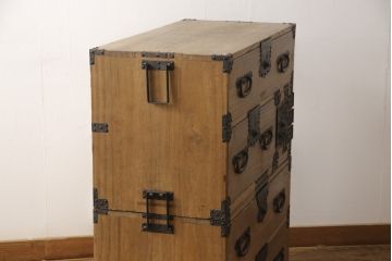 明治期の古い重ね箪笥に当店自慢の高品質リペアを施し、元の雰囲気を残して仕上げました。(時代箪笥、テレビ台、ローボード、桐箪笥、桐たんす)