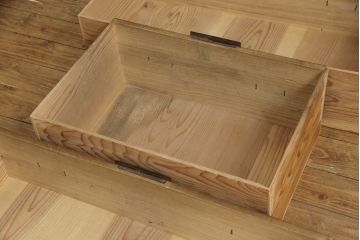 明治期の古い重ね箪笥に当店自慢の高品質リペアを施し、元の雰囲気を残して仕上げました。(時代箪笥、テレビ台、ローボード、桐箪笥、桐たんす)
