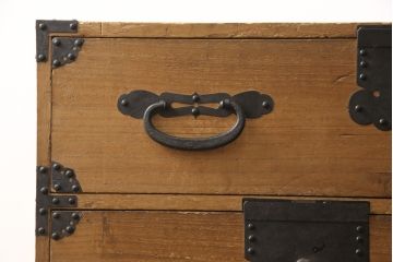 明治期の古い重ね箪笥に当店自慢の高品質リペアを施し、元の雰囲気を残して仕上げました。(時代箪笥、テレビ台、ローボード、桐箪笥、桐たんす)