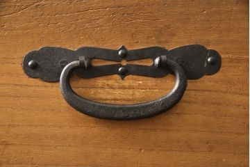 明治期の古い重ね箪笥に当店自慢の高品質リペアを施し、元の雰囲気を残して仕上げました。(時代箪笥、テレビ台、ローボード、桐箪笥、桐たんす)