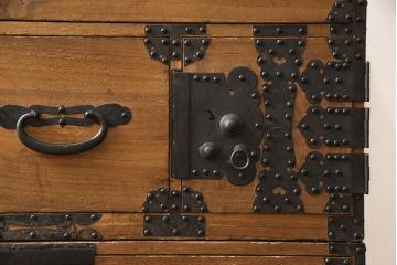 明治期の古い重ね箪笥に当店自慢の高品質リペアを施し、元の雰囲気を残して仕上げました。(時代箪笥、テレビ台、ローボード、桐箪笥、桐たんす)