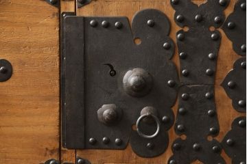 明治期の古い重ね箪笥に当店自慢の高品質リペアを施し、元の雰囲気を残して仕上げました。(時代箪笥、テレビ台、ローボード、桐箪笥、桐たんす)