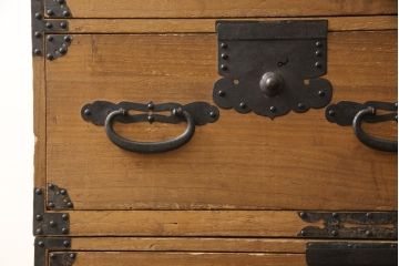 明治期の古い重ね箪笥に当店自慢の高品質リペアを施し、元の雰囲気を残して仕上げました。(時代箪笥、テレビ台、ローボード、桐箪笥、桐たんす)