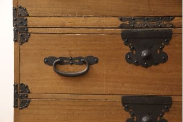 明治期の古い重ね箪笥に当店自慢の高品質リペアを施し、元の雰囲気を残して仕上げました。(時代箪笥、テレビ台、ローボード、桐箪笥、桐たんす)