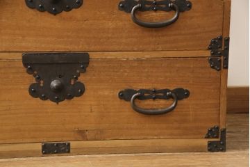 明治期の古い重ね箪笥に当店自慢の高品質リペアを施し、元の雰囲気を残して仕上げました。(時代箪笥、テレビ台、ローボード、桐箪笥、桐たんす)