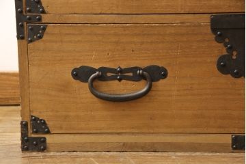 明治期の古い重ね箪笥に当店自慢の高品質リペアを施し、元の雰囲気を残して仕上げました。(時代箪笥、テレビ台、ローボード、桐箪笥、桐たんす)
