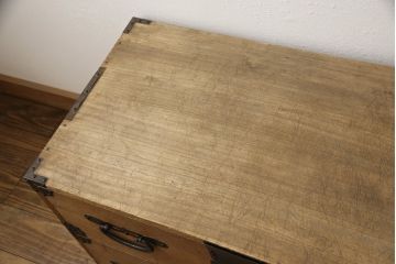 明治期の古い重ね箪笥に当店自慢の高品質リペアを施し、元の雰囲気を残して仕上げました。(時代箪笥、テレビ台、ローボード、桐箪笥、桐たんす)