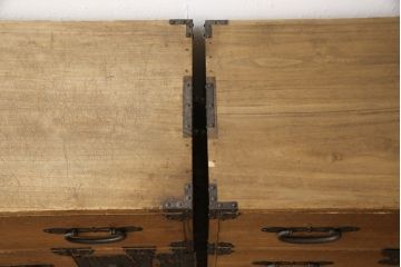明治期の古い重ね箪笥に当店自慢の高品質リペアを施し、元の雰囲気を残して仕上げました。(時代箪笥、テレビ台、ローボード、桐箪笥、桐たんす)