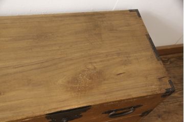 明治期の古い重ね箪笥に当店自慢の高品質リペアを施し、元の雰囲気を残して仕上げました。(時代箪笥、テレビ台、ローボード、桐箪笥、桐たんす)