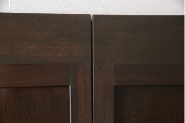 格子帯戸4枚をリペア&カスタム!お客様のご希望に合わせてリサイズし、引手や戸車は新しく取り付け。欠損している裏障子は新材にて製作し、プラスチック障子にて張替え。本体は現状をベースに着色。(板戸、帯戸、引き戸)