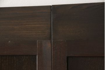 格子帯戸4枚をリペア&カスタム!お客様のご希望に合わせてリサイズし、引手や戸車は新しく取り付け。欠損している裏障子は新材にて製作し、プラスチック障子にて張替え。本体は現状をベースに着色。(板戸、帯戸、引き戸)