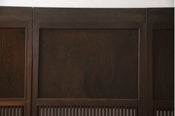 格子帯戸4枚をリペア&カスタム!お客様のご希望に合わせてリサイズし、引手や戸車は新しく取り付け。欠損している裏障子は新材にて製作し、プラスチック障子にて張替え。本体は現状をベースに着色。(板戸、帯戸、引き戸)
