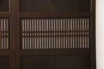 格子帯戸4枚をリペア&カスタム!お客様のご希望に合わせてリサイズし、引手や戸車は新しく取り付け。欠損している裏障子は新材にて製作し、プラスチック障子にて張替え。本体は現状をベースに着色。(板戸、帯戸、引き戸)