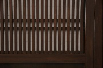 格子帯戸4枚をリペア&カスタム!お客様のご希望に合わせてリサイズし、引手や戸車は新しく取り付け。欠損している裏障子は新材にて製作し、プラスチック障子にて張替え。本体は現状をベースに着色。(板戸、帯戸、引き戸)