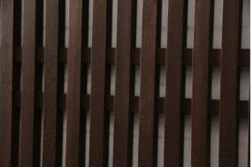 格子帯戸4枚をリペア&カスタム!お客様のご希望に合わせてリサイズし、引手や戸車は新しく取り付け。欠損している裏障子は新材にて製作し、プラスチック障子にて張替え。本体は現状をベースに着色。(板戸、帯戸、引き戸)