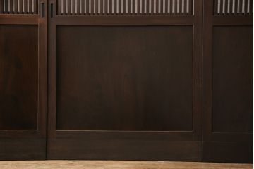 格子帯戸4枚をリペア&カスタム!お客様のご希望に合わせてリサイズし、引手や戸車は新しく取り付け。欠損している裏障子は新材にて製作し、プラスチック障子にて張替え。本体は現状をベースに着色。(板戸、帯戸、引き戸)