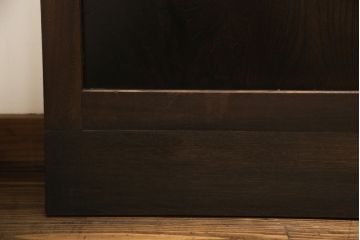 格子帯戸4枚をリペア&カスタム!お客様のご希望に合わせてリサイズし、引手や戸車は新しく取り付け。欠損している裏障子は新材にて製作し、プラスチック障子にて張替え。本体は現状をベースに着色。(板戸、帯戸、引き戸)