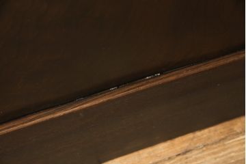 格子帯戸4枚をリペア&カスタム!お客様のご希望に合わせてリサイズし、引手や戸車は新しく取り付け。欠損している裏障子は新材にて製作し、プラスチック障子にて張替え。本体は現状をベースに着色。(板戸、帯戸、引き戸)