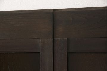 格子帯戸4枚をリペア&カスタム!お客様のご希望に合わせてリサイズし、引手や戸車は新しく取り付け。欠損している裏障子は新材にて製作し、プラスチック障子にて張替え。本体は現状をベースに着色。(板戸、帯戸、引き戸)