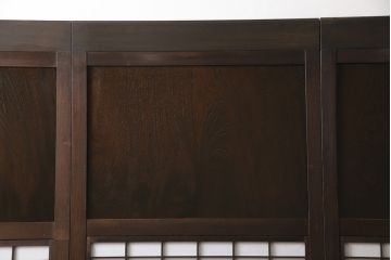 格子帯戸4枚をリペア&カスタム!お客様のご希望に合わせてリサイズし、引手や戸車は新しく取り付け。欠損している裏障子は新材にて製作し、プラスチック障子にて張替え。本体は現状をベースに着色。(板戸、帯戸、引き戸)