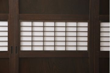 格子帯戸4枚をリペア&カスタム!お客様のご希望に合わせてリサイズし、引手や戸車は新しく取り付け。欠損している裏障子は新材にて製作し、プラスチック障子にて張替え。本体は現状をベースに着色。(板戸、帯戸、引き戸)