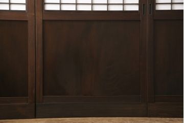 格子帯戸4枚をリペア&カスタム!お客様のご希望に合わせてリサイズし、引手や戸車は新しく取り付け。欠損している裏障子は新材にて製作し、プラスチック障子にて張替え。本体は現状をベースに着色。(板戸、帯戸、引き戸)