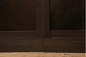 格子帯戸4枚をリペア&カスタム!お客様のご希望に合わせてリサイズし、引手や戸車は新しく取り付け。欠損している裏障子は新材にて製作し、プラスチック障子にて張替え。本体は現状をベースに着色。(板戸、帯戸、引き戸)