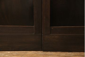 格子帯戸4枚をリペア&カスタム!お客様のご希望に合わせてリサイズし、引手や戸車は新しく取り付け。欠損している裏障子は新材にて製作し、プラスチック障子にて張替え。本体は現状をベースに着色。(板戸、帯戸、引き戸)