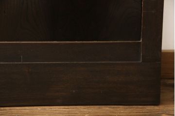 格子帯戸4枚をリペア&カスタム!お客様のご希望に合わせてリサイズし、引手や戸車は新しく取り付け。欠損している裏障子は新材にて製作し、プラスチック障子にて張替え。本体は現状をベースに着色。(板戸、帯戸、引き戸)