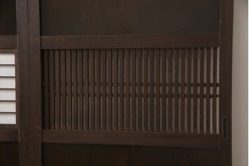 格子帯戸4枚をリペア&カスタム!お客様のご希望に合わせてリサイズし、引手や戸車は新しく取り付け。欠損している裏障子は新材にて製作し、プラスチック障子にて張替え。本体は現状をベースに着色。(板戸、帯戸、引き戸)