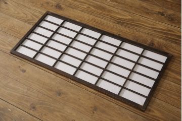 格子帯戸4枚をリペア&カスタム!お客様のご希望に合わせてリサイズし、引手や戸車は新しく取り付け。欠損している裏障子は新材にて製作し、プラスチック障子にて張替え。本体は現状をベースに着色。(板戸、帯戸、引き戸)
