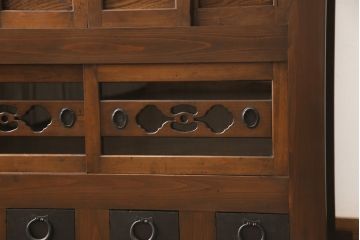 水屋箪笥をリペア&カスタム!金具の欠損箇所には近しいものを取り付け、金網部分をクリアガラスに交換。木部は現状の品物に合わせて着色。(サイドボード、食器棚、収納棚、戸棚)