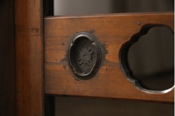 水屋箪笥をリペア&カスタム!金具の欠損箇所には近しいものを取り付け、金網部分をクリアガラスに交換。木部は現状の品物に合わせて着色。(サイドボード、食器棚、収納棚、戸棚)