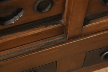 水屋箪笥をリペア&カスタム!金具の欠損箇所には近しいものを取り付け、金網部分をクリアガラスに交換。木部は現状の品物に合わせて着色。(サイドボード、食器棚、収納棚、戸棚)