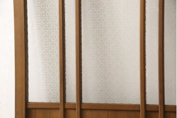 ガラス戸をリペア&カスタム!ご希望のサイズにリサイズし、ダイヤガラスはそのままに、スリガラス部分は変わり花菱紋様へ差し替え。戸車を取付、本体はブラウン色に着色。(引き戸)